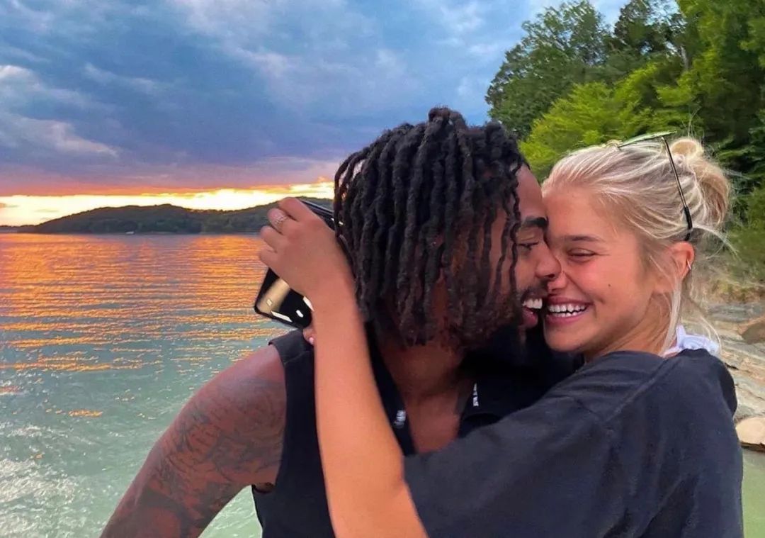 19岁拉塞尔新女友曝光这小嫩模谁顶得住啊