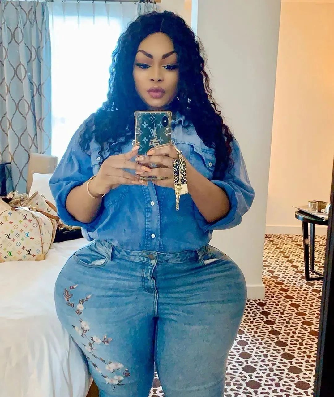 非洲巨臀网红与早衰症音乐家订婚，这体型差让网友不淡定了……__凤凰网