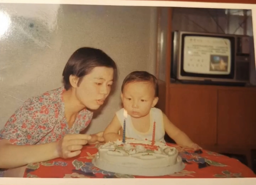 姚策小时候和妈妈许敏。受访者供图