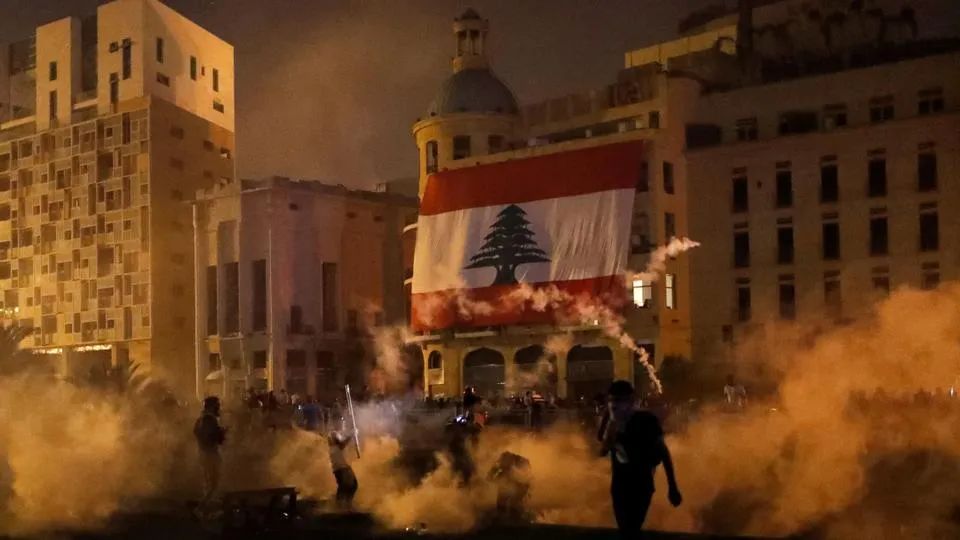 （图说：8月8日晚，黎巴嫩警察对示威者使用催泪弹。图/Reuters）