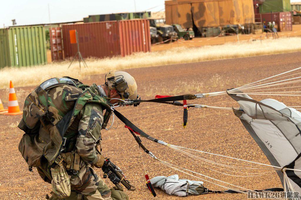 法国伞兵突击队临战训练即将前往马里部署从枪械可以看出端倪
