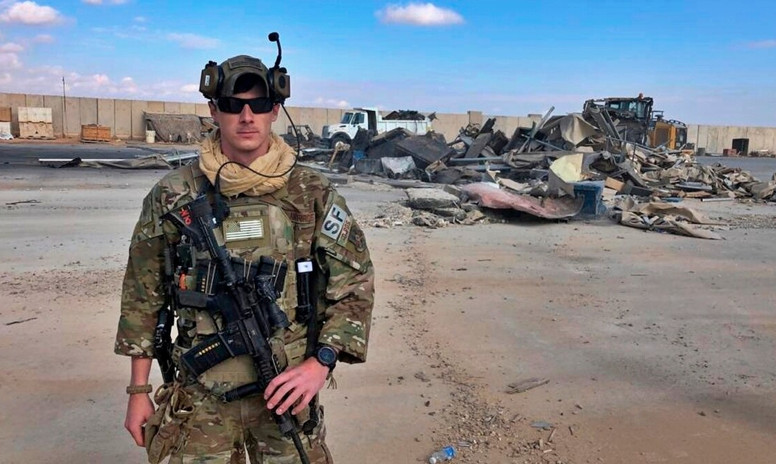 武装分子第三次攻击,重型火箭弹在美军基地爆炸,大批士兵倒下