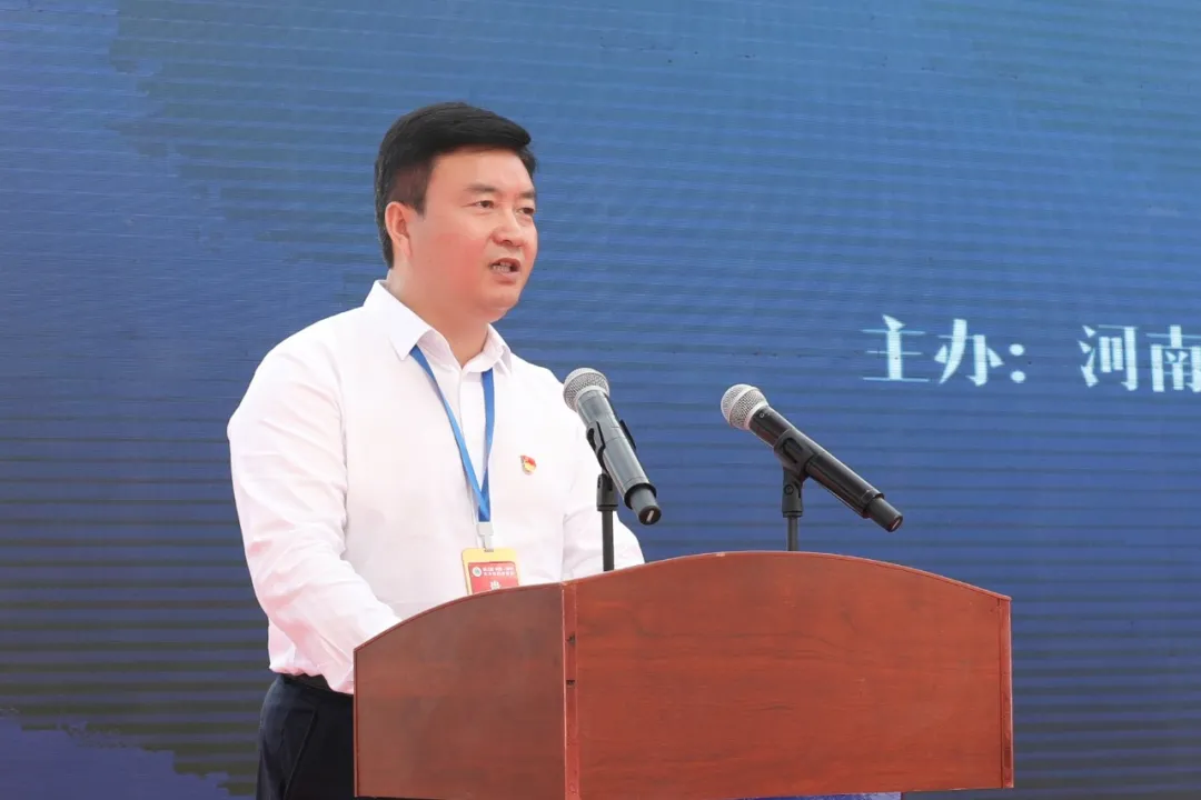 县委副书记,县长刘兵主持开幕式.