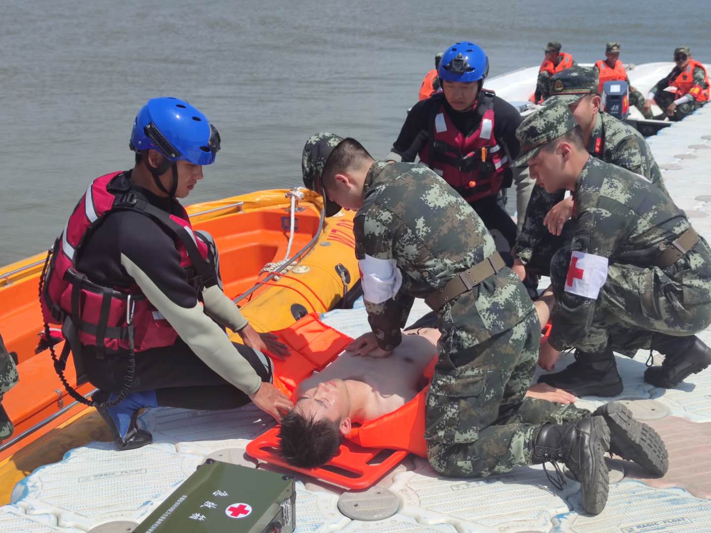 卫生员对溺水人员进行心肺复苏. 澎湃新闻实习生 张超焱 图