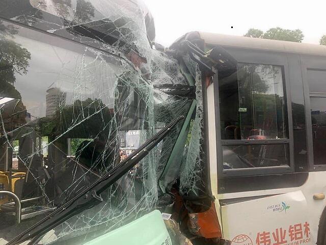 宁波一乘客强行拉拽司机致公交车失控，造成3人受伤
