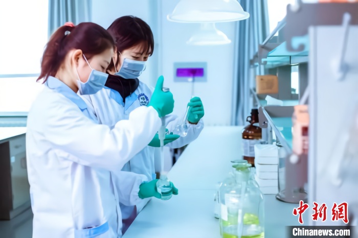 资料图:兰州市食品药品检验所工作人员进行检测.   史静静 摄