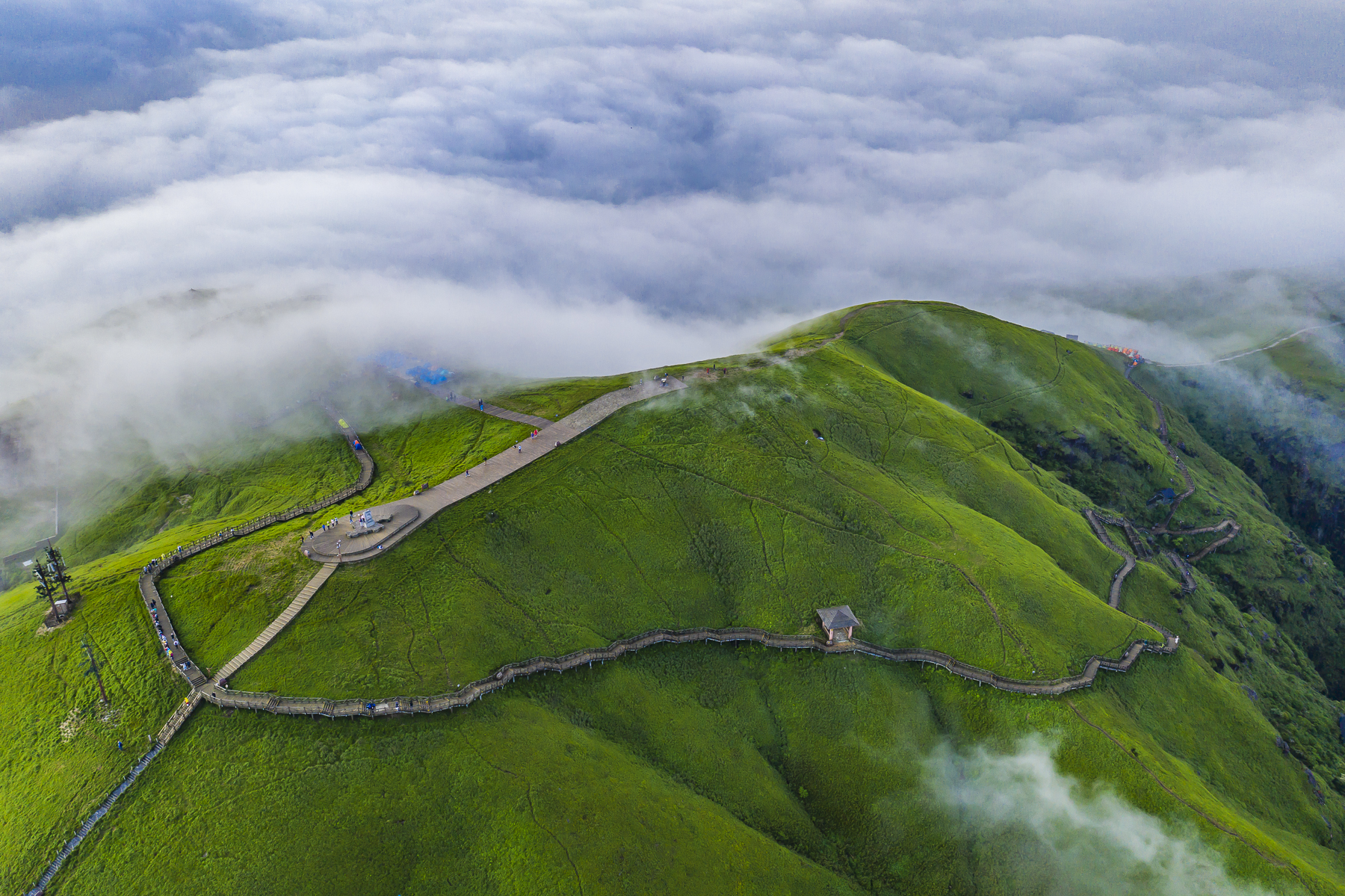 中国最美的高山草甸江西武功山上演最美云海云雾升腾宛如仙境
