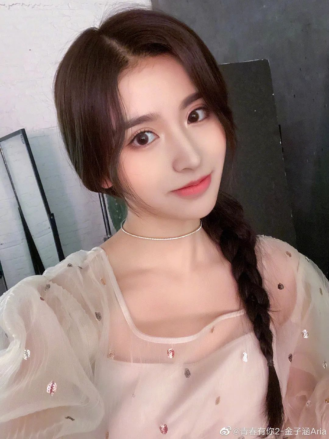 提问:王智姐姐到底收藏了多少条亮片裙?