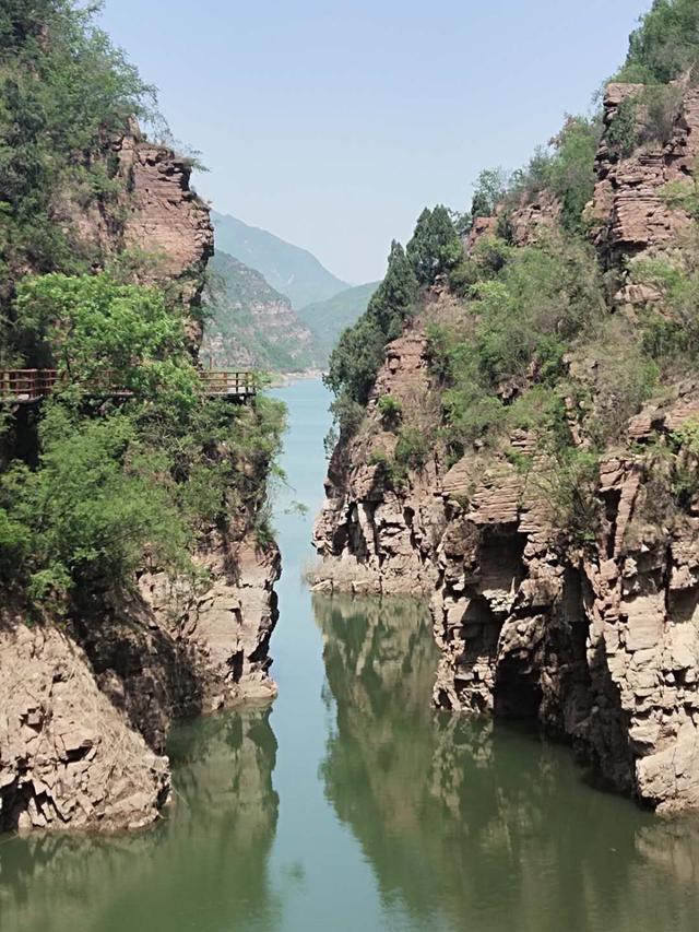 黄河丹峡,天坑地缝,河水映丹峡,人在画中游