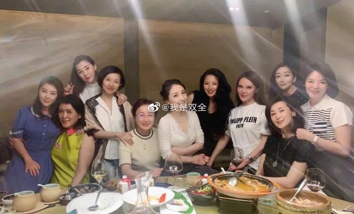 双全,丁玮走的是精致优雅贵太太路线,和张兰这种闯荡