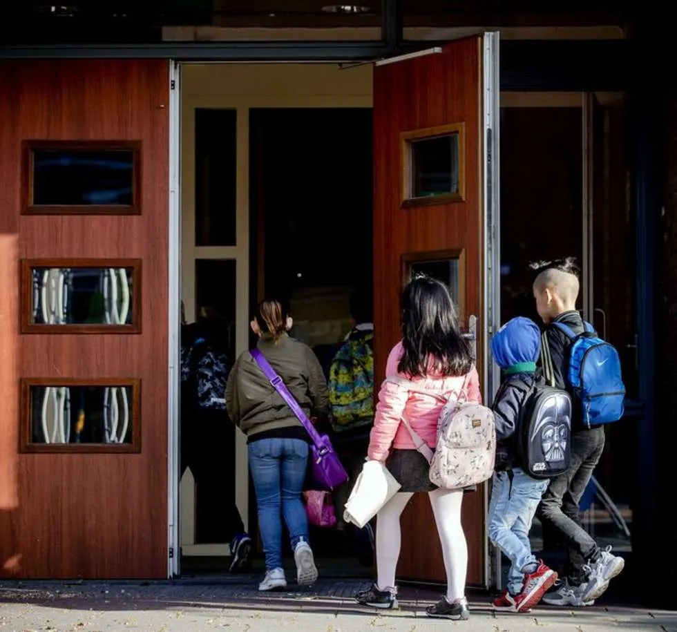 荷兰小学对恢复所有班级的全日上课表担忧__凤凰网