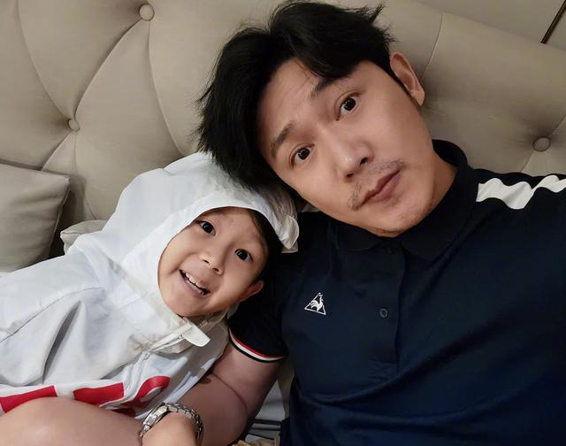 继陆毅发福照被曝光后冯绍峰也不甘示弱衬衫快被大肚腩给撑破