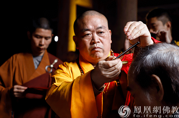 永信大和尚为蔡志忠先生剃度(图片来源:凤凰网佛教 摄影:李方杰 任红兵)