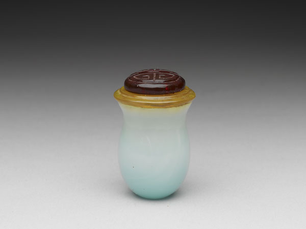 清 十八/十九世纪 淡蓝色玻璃鼻烟壶连盖高4.3公分、最大径约2.7公分