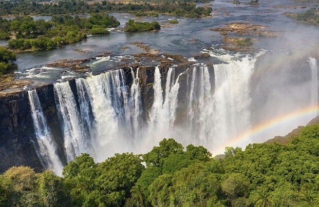 津巴布韦的维多利亚瀑布被称为世界上最大,最壮观的瀑布之一