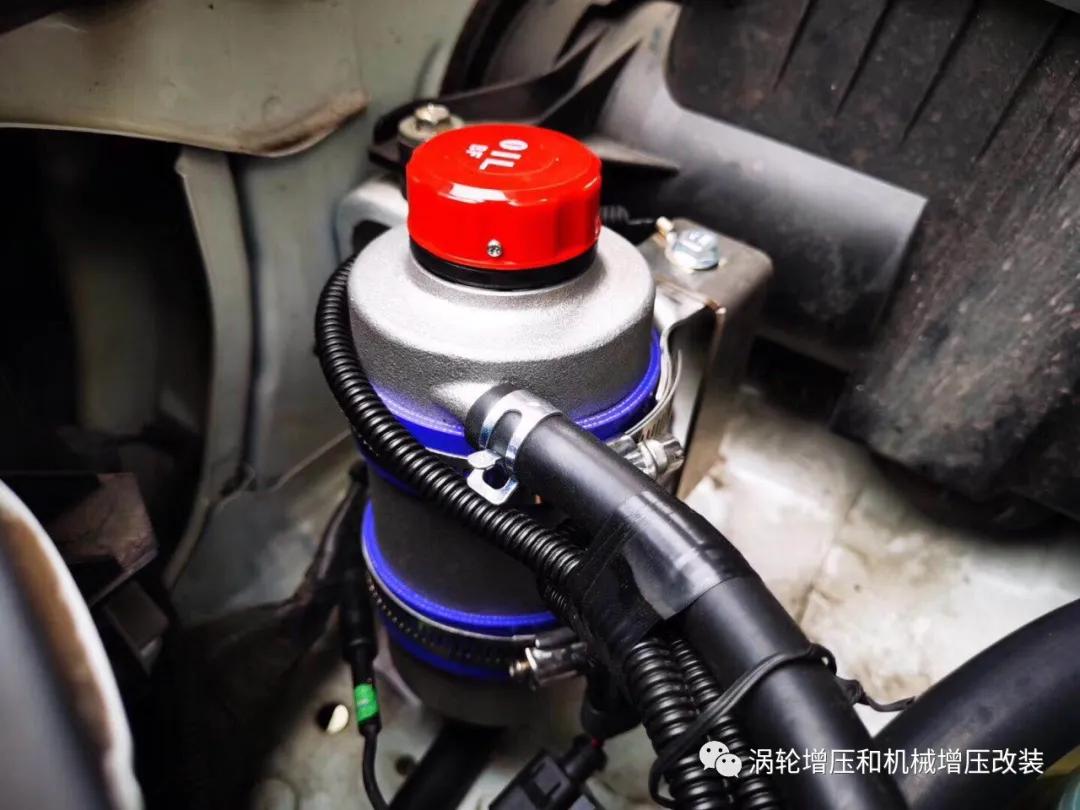 泄压阀,当压力超过规定的压力值时就会把多余压力泄出,从而保证安全性