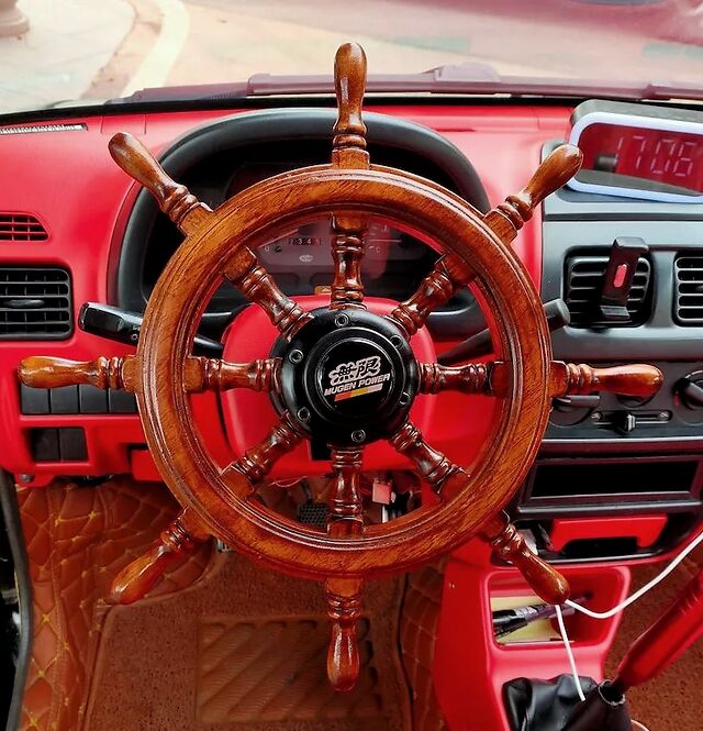 花了大概1万5,我叔叔很喜欢天威盛世的浮夸改装风格,虽然确实有些辣眼