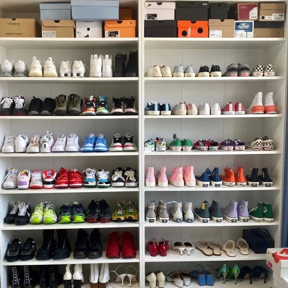 girl来说,周雨彤这个放满了匡威,nike以及各种sneaker的鞋柜,才是真的