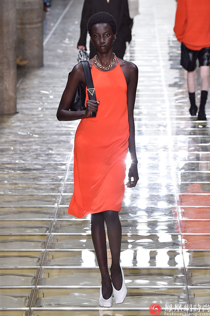 随着2020秋冬四大时装周的落幕,一位黑人模特进入大众视野.
