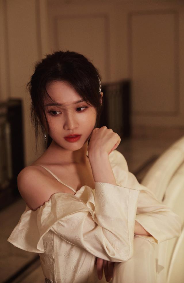 名门泽佳张慧雯真的很有初恋感一袭泡泡袖连衣裙效果港味十足