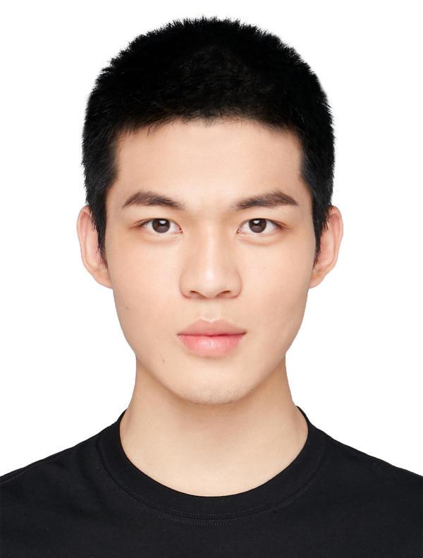 现在的男生感觉都不怎么爱自拍,能扒到的照片有限,还都没有正脸.