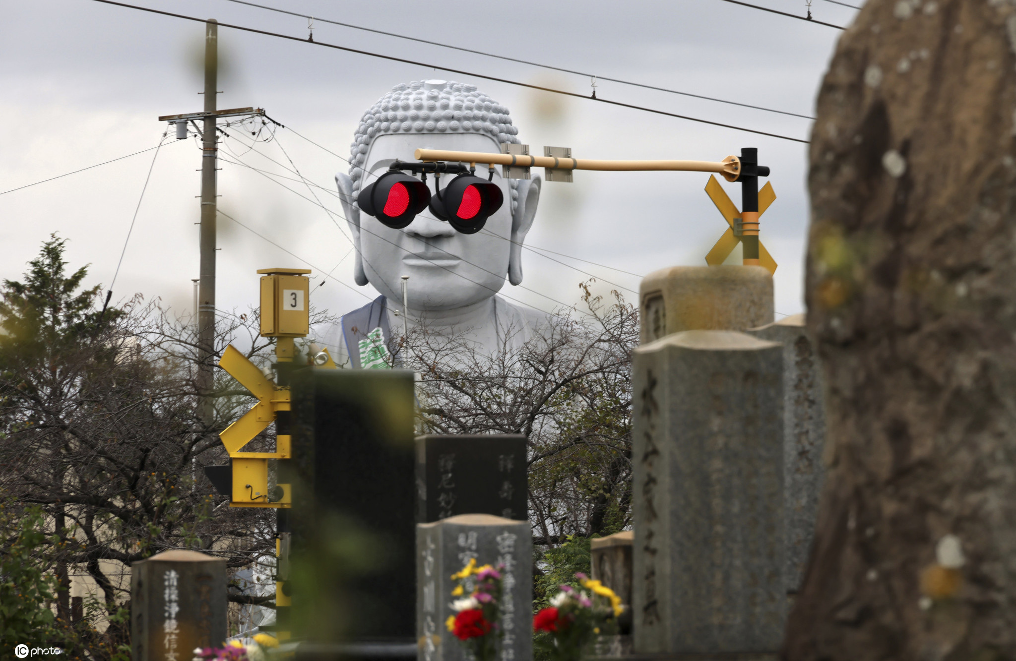 当地时间2020年11月2日,日本爱知县,佛像的“眼睛”碰巧与名古屋铁道公司的信号灯重叠,巧妙的构成错位,令佛像看起来“戴着墨镜”,在社交媒体上迅速走红。