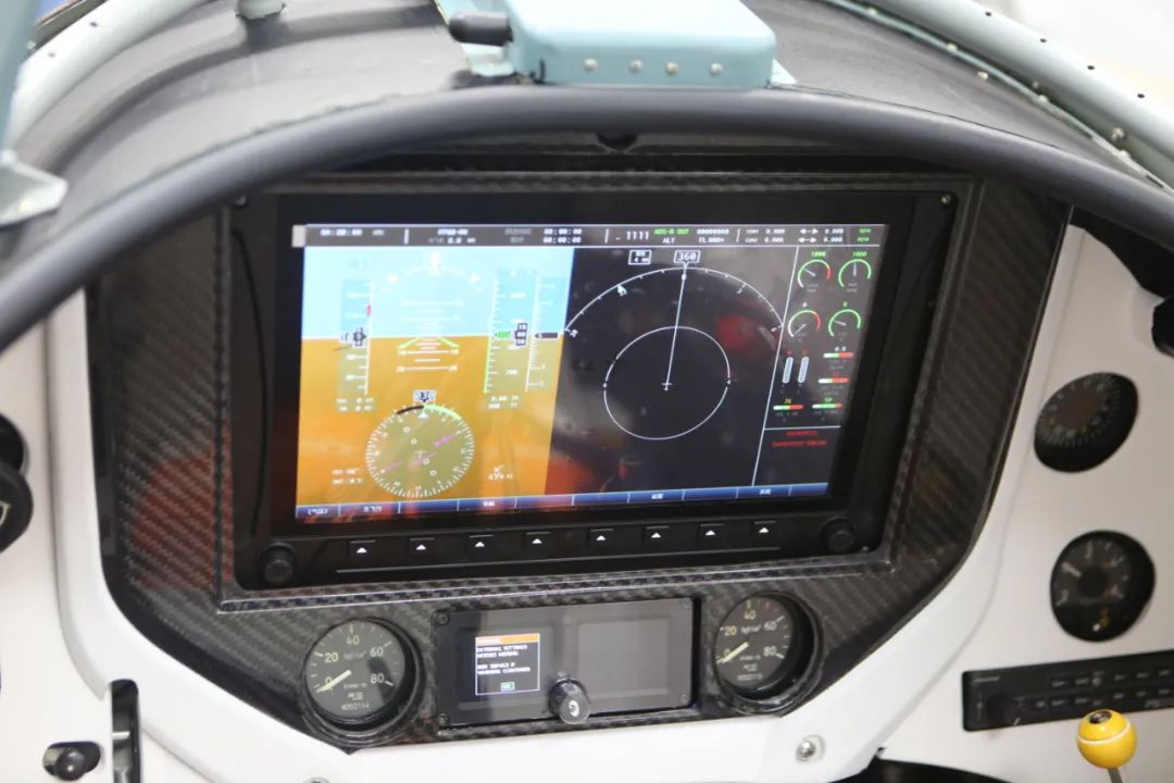 我们拍到了正在测试中的驾驶舱仪表—— 自从2019年2月28日,初教6获得