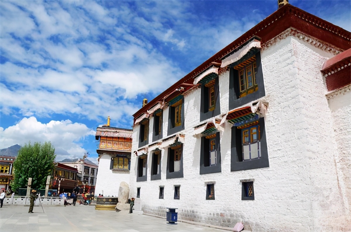 这座高原寺院是云南最大藏传佛寺，庄严壮美，被称“小布达拉宫”_香格里拉