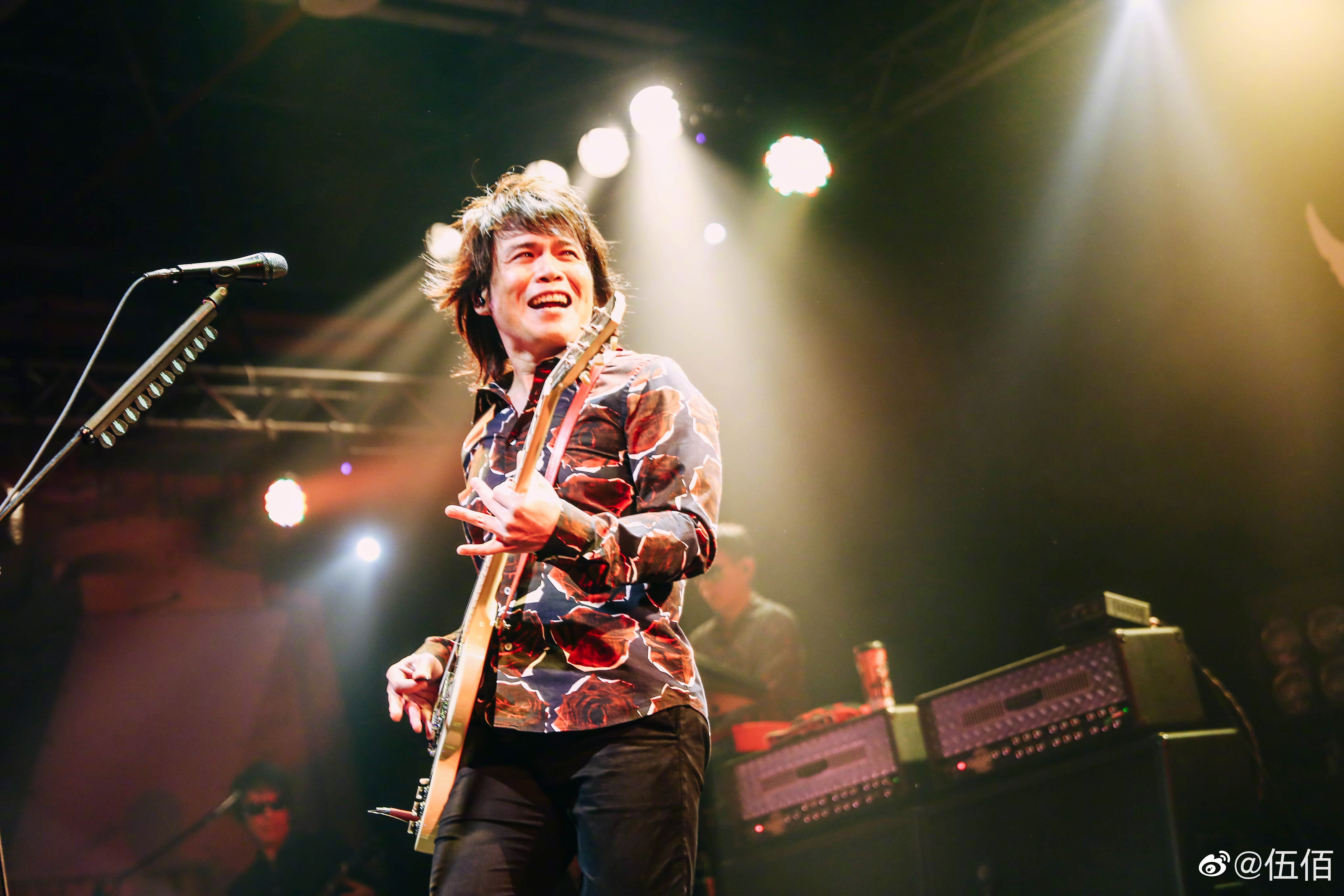 伍佰脚部骨折原定下周举行的演唱会被迫延期