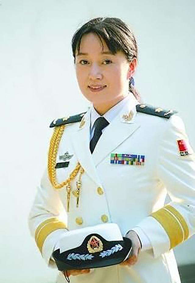 美女书法家沈一丹,行草书作唐诗绝句欣赏,网友:字美人更美