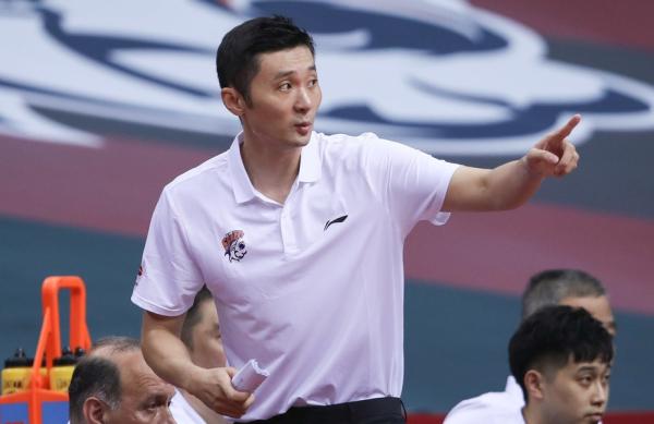“主帅”刘炜:扛起上海男篮,他只是少一张教练证书_凤凰网