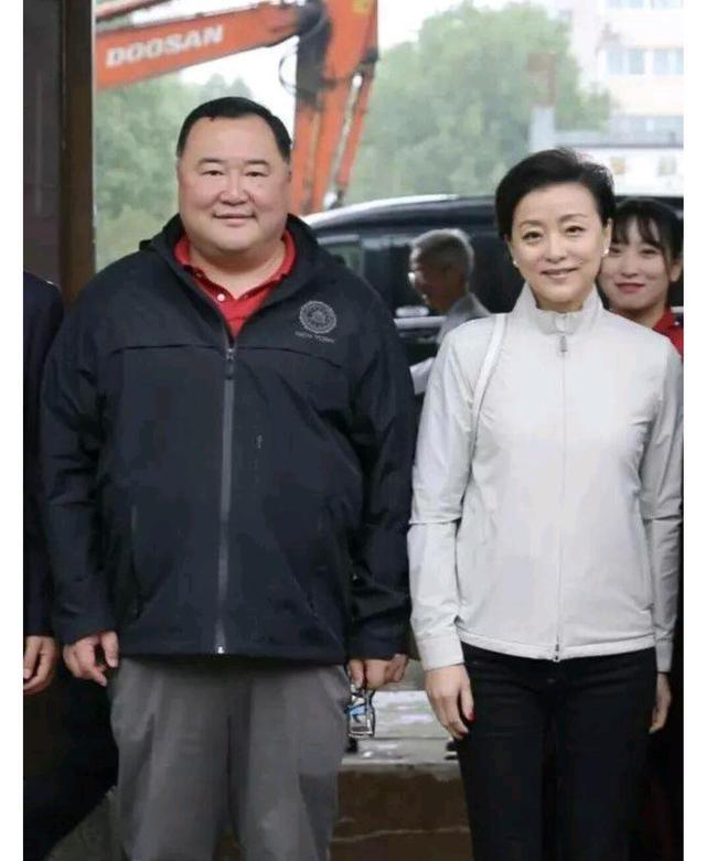 杨澜罕见做直播,十万人观看人气爆棚,面容显老态女神终于老了
