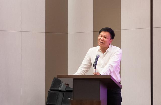 在仪式上,游行迹文旅产业投资集团董事长梅彬与好好生活创始人谢翅