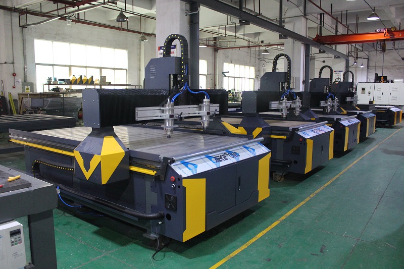 客户一次性订购四台机器,用于生产医护防护眼镜镜片,这台机器最为突出