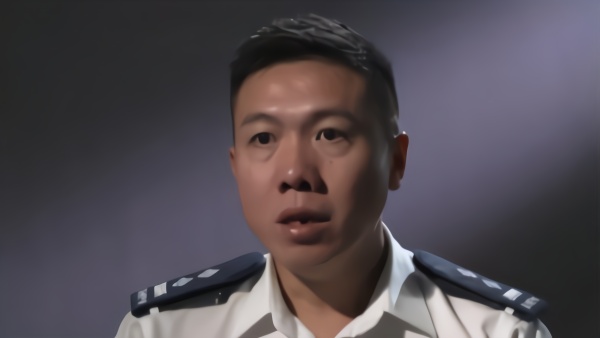 港警高级督察黄家伦：面对任何暴力，港警原则是使用最低暴力