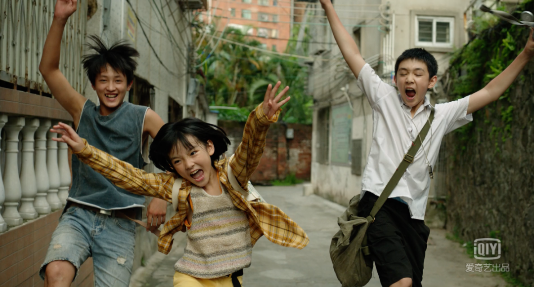 先是由小女孩普普上演苦肉计,上门求助警察,引他离开家.