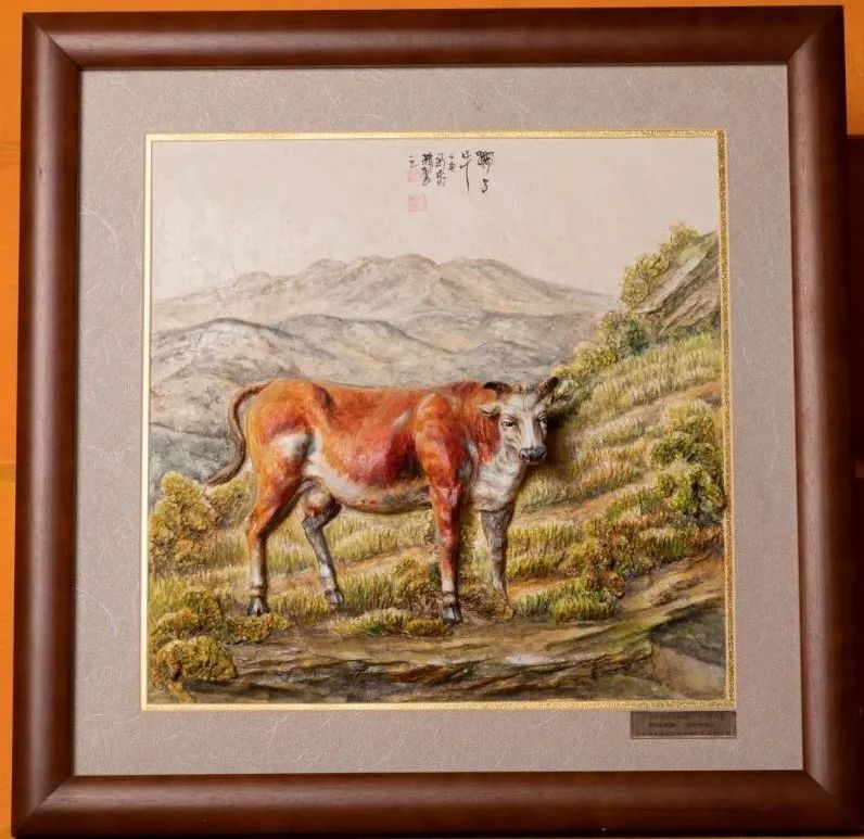 《孺子牛》是一件结合雕塑和油画两大门类艺术表现手法,纯手工制作的