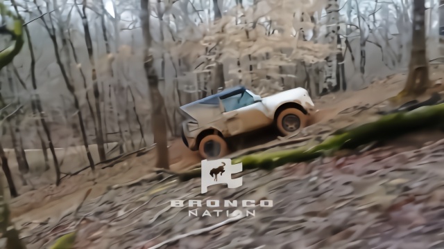 福特Bronco的一段越野视频，长轴短轴都有