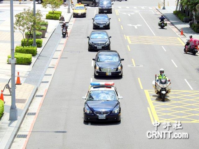 阿扎訪問團一行在警車引導下抵達萬豪酒店.(中評社 倪鴻祥攝)