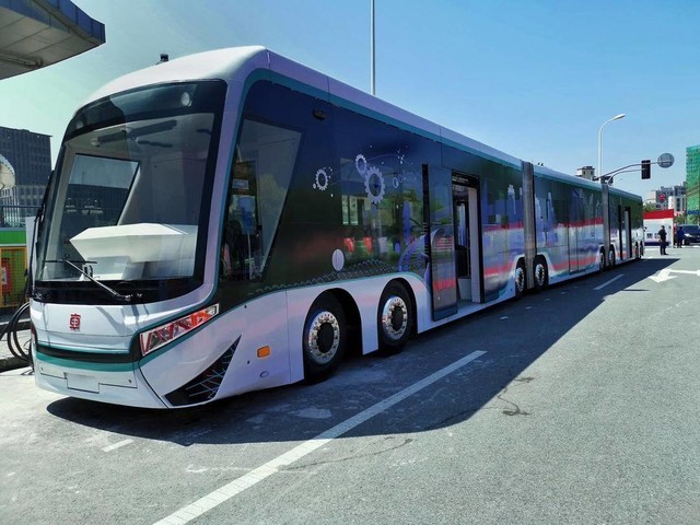 全球首列新能源无轨列车发布时速70kmh