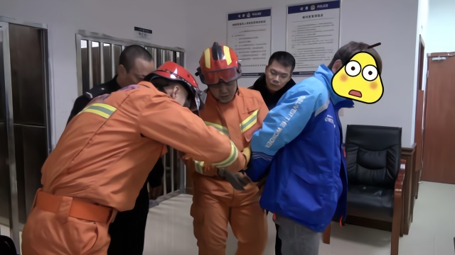 手铐失灵！民警求助消防破拆手铐