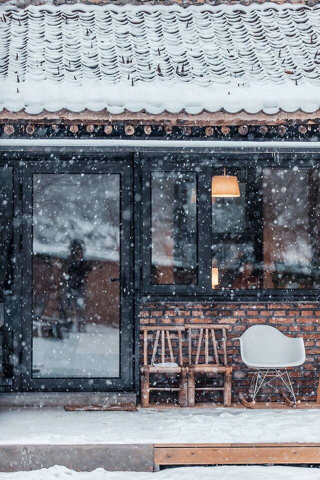 2年砸下50万,他将土房改造成豪宅,见到雪中的庭院,我哭了