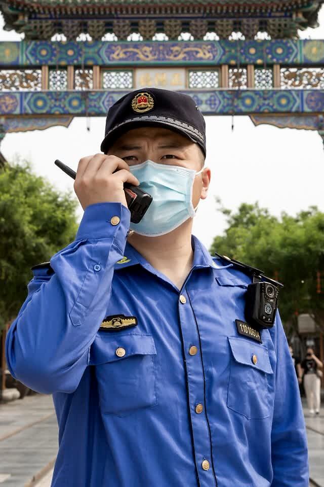 5月3日,前门大街,东城城管执法局直属执法队执法组组长黄少思正在布置