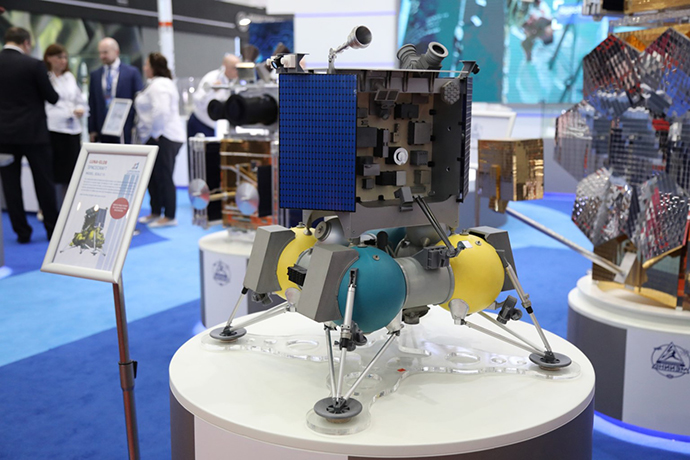 珠海航展上展示的“月球”-25探测器模型。