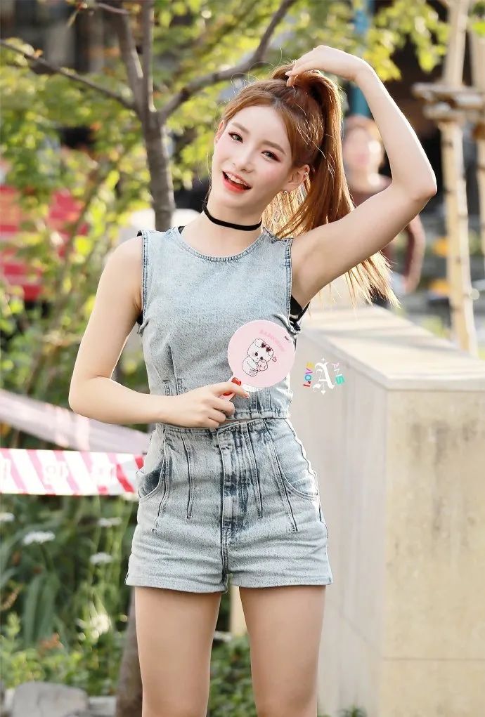 关于她名字的音译,挖酱看到许多版本,比如柳知缘,刘知缘…所以我们