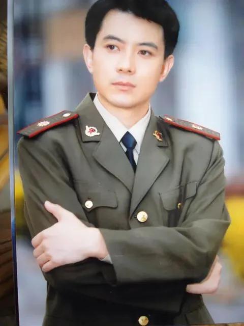 陪老头唠唠心里话~尤其是在看了殷六叔的扮演者韩夫一年轻时的照片后