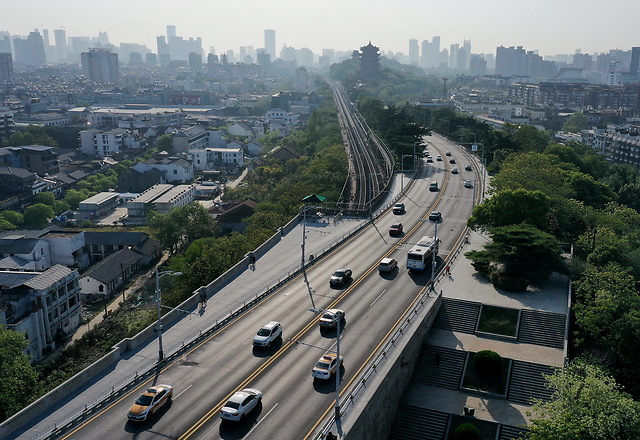 随着复产复工的持续推进,工作日武汉市马路上的车辆川流不息.