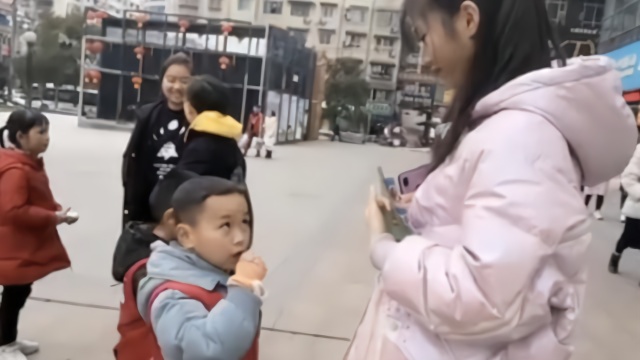 为练胆量，小学生街头给陌生人背诗