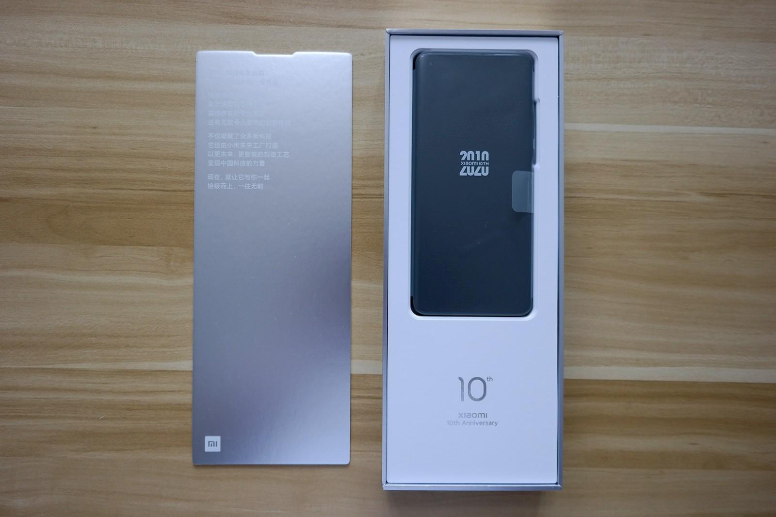 包装盒仍然采用了天地盖设计,打开顶盖是一张小卡片,上面印有小米