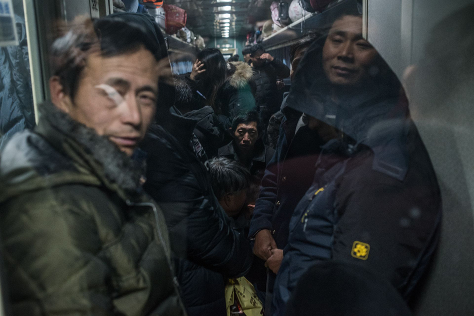 摄影师钱海峰疫情下的春运绿皮车